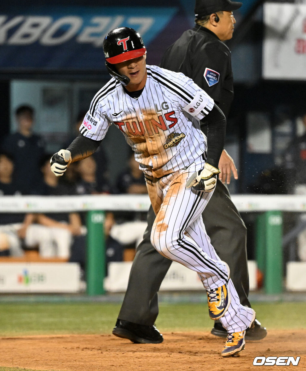 16일 서울 잠실야구장에서 2026 신한 SOL KBO리그 LG 트윈스와 롯데 자이언츠의 경기가 열렸다.이날 LG는 치리노스, 롯데는 로드리게스를 선발로 내세웠다.7회말 1사 2,3루에서 LG 박동원의 땅볼 때 3루주자 오지환이 홈으로 쇄도해 득점하고 있다. 2026.04.16 /sunday@osen.co.kr