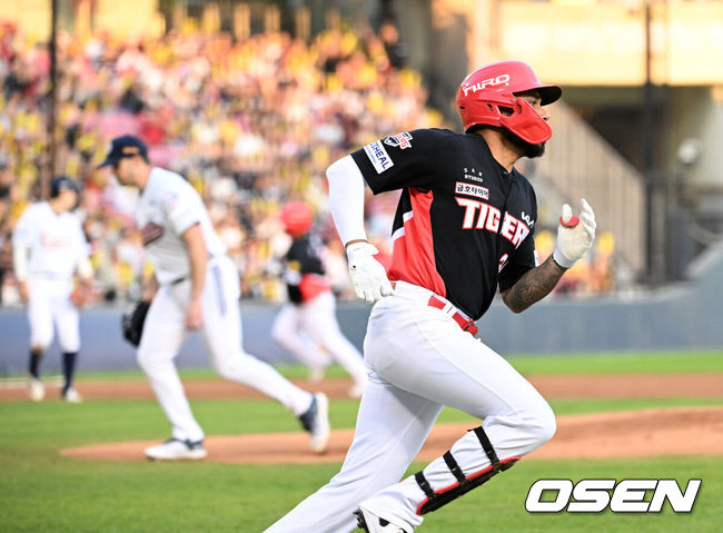 [OSEN=잠실, 이대선 기자] 17일 서울 잠실야구장에서 2026 신한 SOL KBO리그 두산 베어스와 KIA 타이거즈의 경기가 열렸다.이날 두산은 잭로그, KIA는 이의리를 선발로 내세웠다.1회초 2사 1,2루에서 KIA 카스트로가 우전 2타점 적시 2루타를 치고 그라운드를 달리고 있다. 2026.04.17 /sunday@osen.co.kr