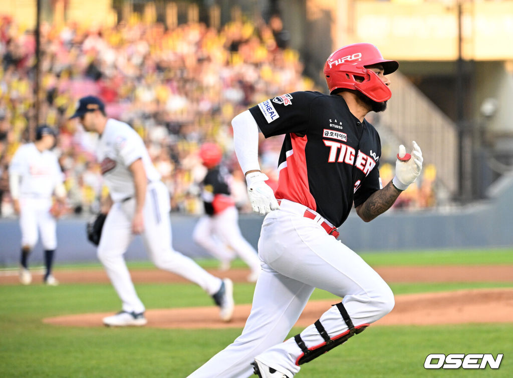 17일 서울 잠실야구장에서 2026 신한 SOL KBO리그 두산 베어스와 KIA 타이거즈의 경기가 열렸다.이날 두산은 잭로그, KIA는 이의리를 선발로 내세웠다.1회초 2사 1,2루에서 KIA 카스트로가 우전 2타점 적시 2루타를 치고 그라운드를 달리고 있다. 2026.04.17 /sunday@osen.co.kr