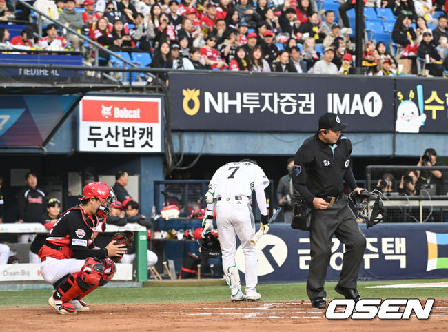 [OSEN=잠실, 이대선 기자] 17일 서울 잠실야구장에서 2026 신한 SOL KBO리그 두산 베어스와 KIA 타이거즈의 경기가 열렸다.이날 두산은 잭로그, KIA는 이의리를 선발로 내세웠다.1회말 무사에서 두산 박찬호가 타석에 들어서며 원정 관중석을 향해 인사를 하고 있다. 2026.04.17 /sunday@osen.co.kr