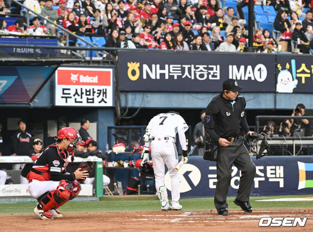 17일 서울 잠실야구장에서 2026 신한 SOL KBO리그 두산 베어스와 KIA 타이거즈의 경기가 열렸다.이날 두산은 잭로그, KIA는 이의리를 선발로 내세웠다.1회말 무사에서 두산 박찬호가 타석에 들어서며 원정 관중석을 향해 인사를 하고 있다. 2026.04.17 /sunday@osen.co.kr