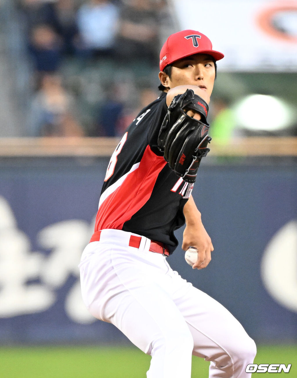 17일 서울 잠실야구장에서 2026 신한 SOL KBO리그 두산 베어스와 KIA 타이거즈의 경기가 열렸다.이날 두산은 잭로그, KIA는 이의리를 선발로 내세웠다.2회말 무사에서 KIA 선발투수 이의리가 역투하고 있다. 2026.04.17 /sunday@osen.co.kr