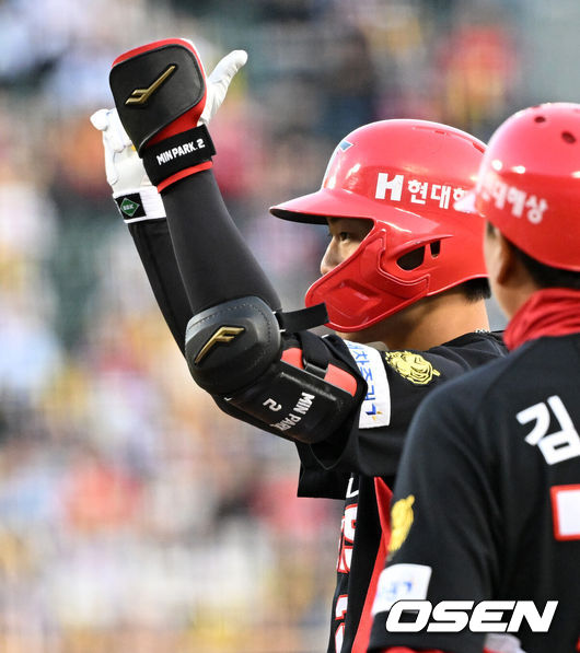 [OSEN=잠실, 이대선 기자] 17일 서울 잠실야구장에서 2026 신한 SOL KBO리그 두산 베어스와 KIA 타이거즈의 경기가 열렸다.이날 두산은 잭로그, KIA는 이의리를 선발로 내세웠다.1회초 2사 2루에서 KIA 박민이 중전 적시타를 치고 환호하고 있다. 2026.04.17 /sunday@osen.co.kr