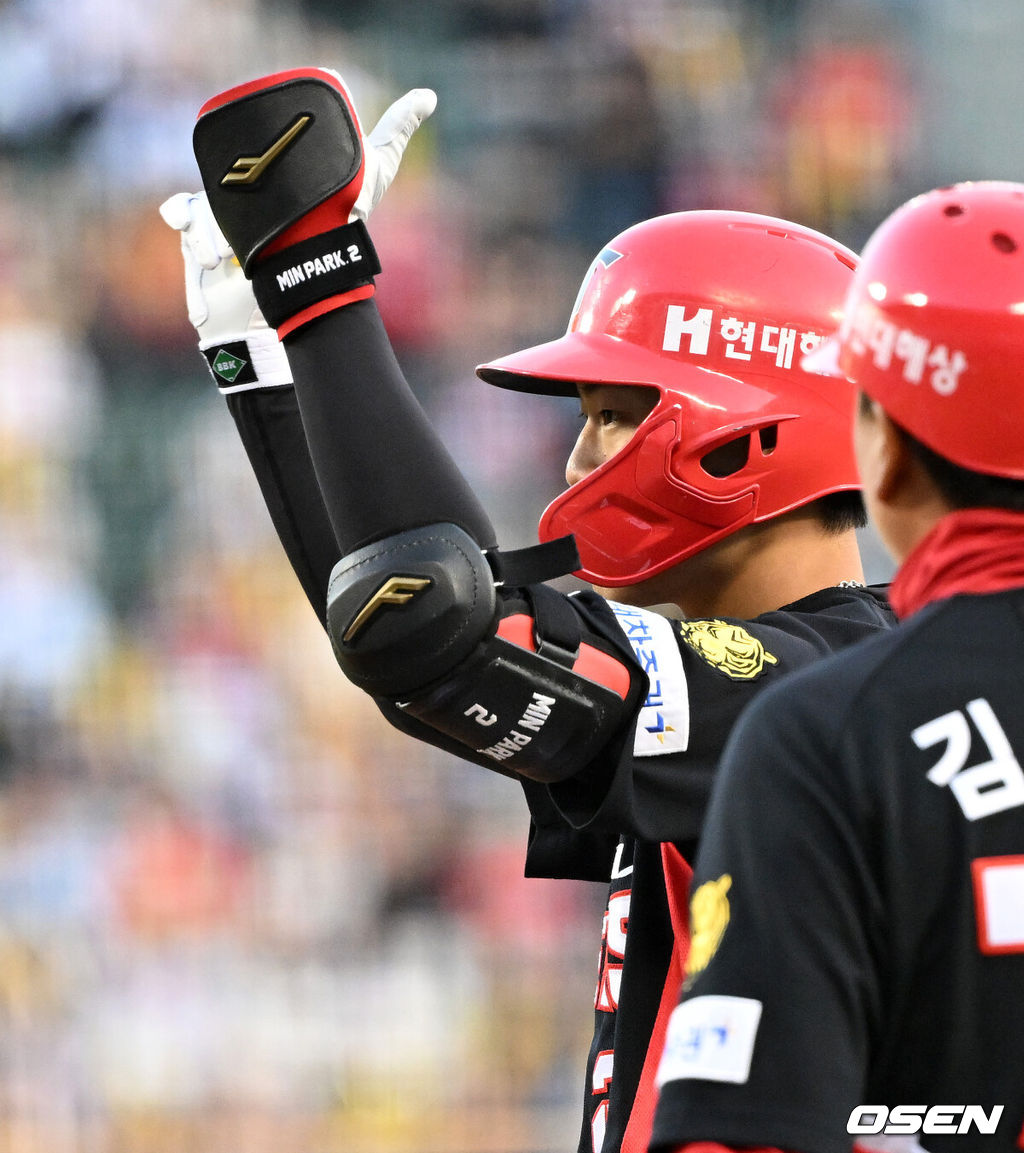 17일 서울 잠실야구장에서 2026 신한 SOL KBO리그 두산 베어스와 KIA 타이거즈의 경기가 열렸다.이날 두산은 잭로그, KIA는 이의리를 선발로 내세웠다.1회초 2사 2루에서 KIA 박민이 중전 적시타를 치고 환호하고 있다. 2026.04.17 /sunday@osen.co.kr