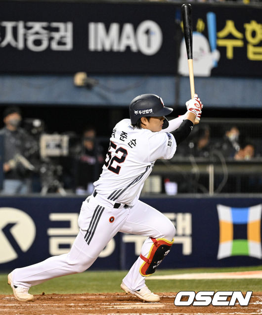 [OSEN=잠실, 이대선 기자] 17일 서울 잠실야구장에서 2026 신한 SOL KBO리그 두산 베어스와 KIA 타이거즈의 경기가 열렸다.이날 두산은 잭로그, KIA는 이의리를 선발로 내세웠다.7회말 1사 1,2루에서 두산 박준순이 좌전 적시타를 치고 있다. 2026.04.17 /sunday@osen.co.kr