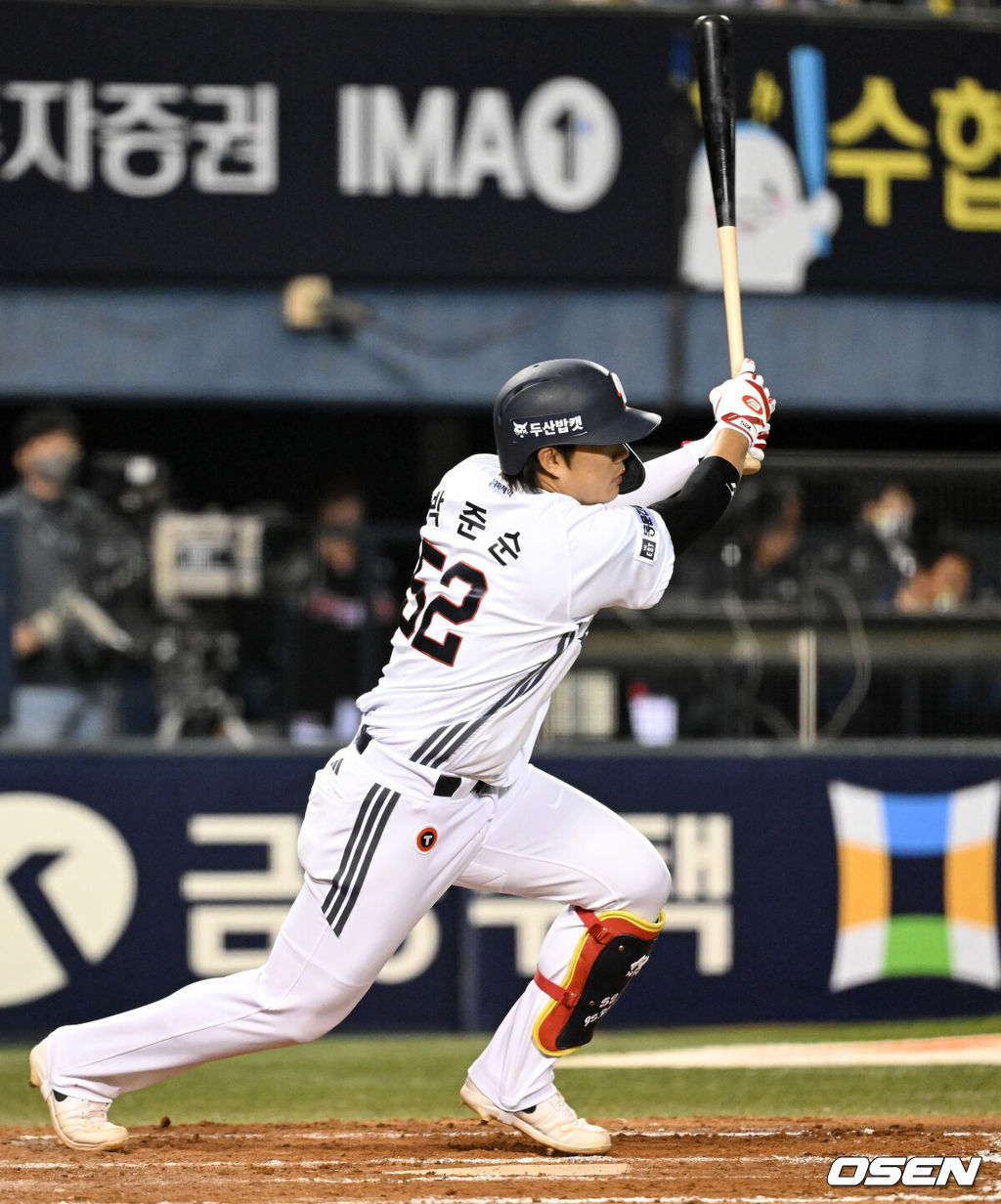 17일 서울 잠실야구장에서 2026 신한 SOL KBO리그 두산 베어스와 KIA 타이거즈의 경기가 열렸다.이날 두산은 잭로그, KIA는 이의리를 선발로 내세웠다.7회말 1사 1,2루에서 두산 박준순이 좌전 적시타를 치고 있다. 2026.04.17 /sunday@osen.co.kr