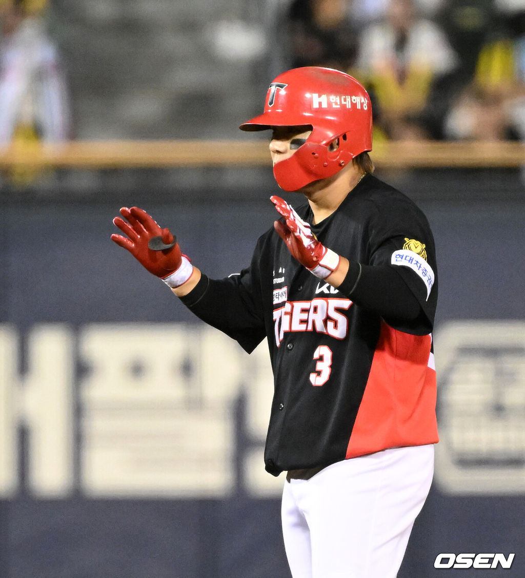 17일 서울 잠실야구장에서 2026 신한 SOL KBO리그 두산 베어스와 KIA 타이거즈의 경기가 열렸다.이날 두산은 잭로그, KIA는 이의리를 선발로 내세웠다.7회초 1사 1,2루에서 KIA 김선빈이 우중간 2타점 적시 2루타를 치고 환호하고 있다. 2026.04.17 /sunday@osen.co.kr