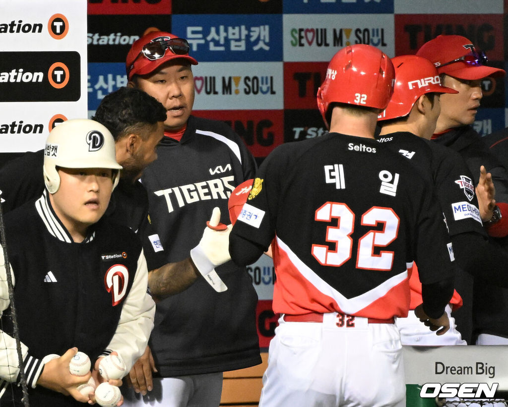 17일 서울 잠실야구장에서 2026 신한 SOL KBO리그 두산 베어스와 KIA 타이거즈의 경기가 열렸다.이날 두산은 잭로그, KIA는 이의리를 선발로 내세웠다.7회초 1사 1,2루에서 KIA 이범호 감독이 김선빈의 우중간 2타점 적시 2루타 때  환호하고 있다. 2026.04.17 /sunday@osen.co.kr