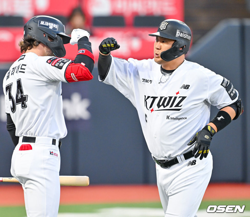 17일 오후 수원 KT위즈파크에서 ‘2026 신한 SOL Bank KBO리그' KT 위즈와 키움 히어로즈의 경기가 열렸다.이날 KT는 소형준, 키움은 와일스를 선발투수로 내세웠다.1회말 2사 KT 장성우가 좌월 솔로 홈런을 때린 후 홈을 밟으며 기뻐하고 있다. 2026.04.17 /rumi@osen.co.kr