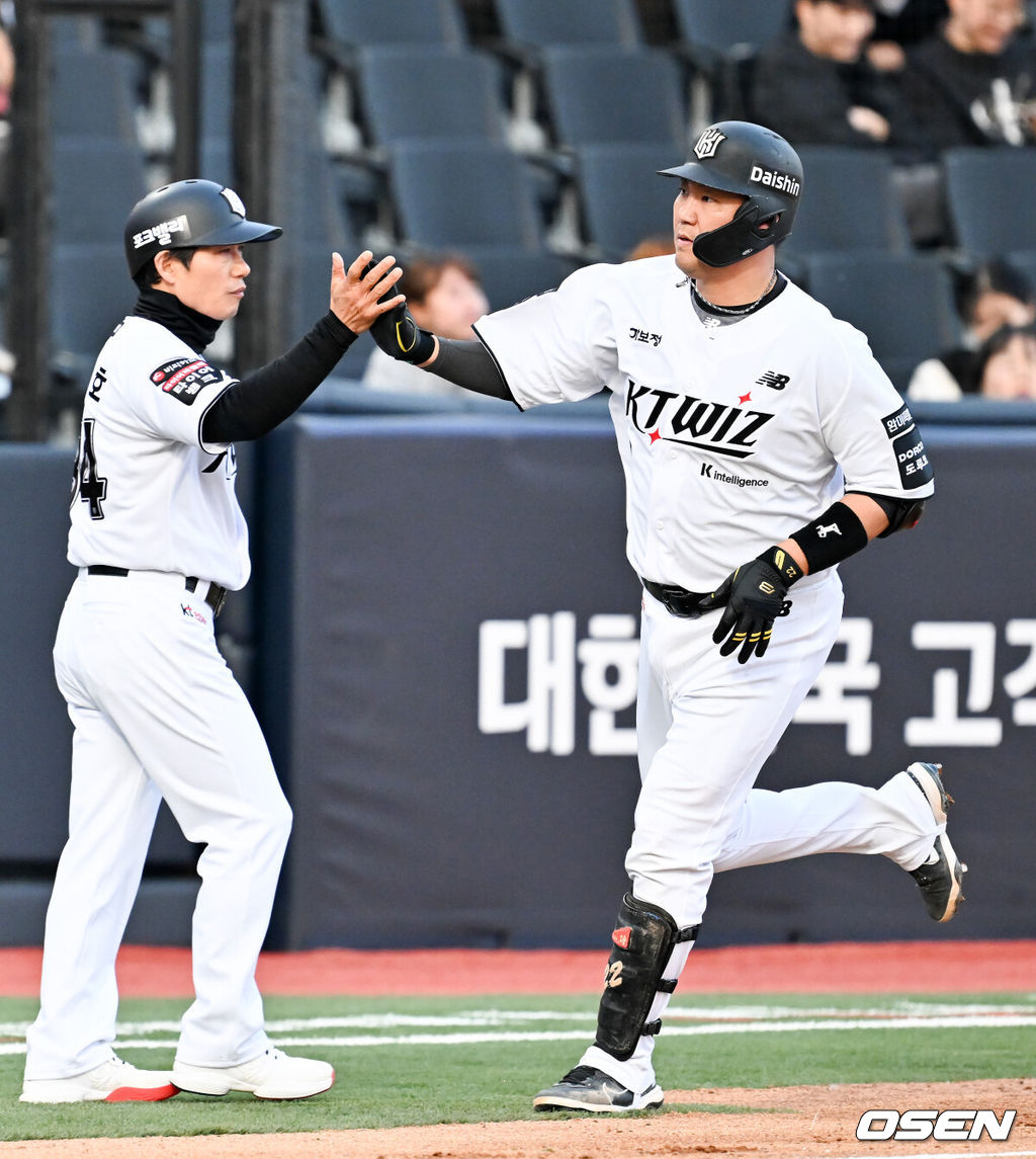 17일 오후 수원 KT위즈파크에서 ‘2026 신한 SOL Bank KBO리그' KT 위즈와 키움 히어로즈의 경기가 열렸다.이날 KT는 소형준, 키움은 와일스를 선발투수로 내세웠다.1회말 2사 KT 장성우가 좌월 솔로 홈런을 때린 후 그라운드를 돌고 있다.  2026.04.17 /rumi@osen.co.kr