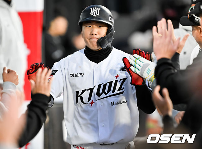 [OSEN=수원, 민경훈 기자] 17일 오후 수원 KT위즈파크에서&nbsp;‘2026 신한 SOL Bank KBO리그'&nbsp;KT 위즈와 키움 히어로즈의 경기가 열렸다.이날 KT는 소형준, 키움은 와일스를 선발투수로 내세웠다.2회말 1사 주자 2,3루 KT 이강민의 중견수 희생플라이때 홈을 밟은 오윤석이 덕아웃에서 동료들과 하이파이브를 하고 있다. 2026.04.17 /rumi@osen.co.kr