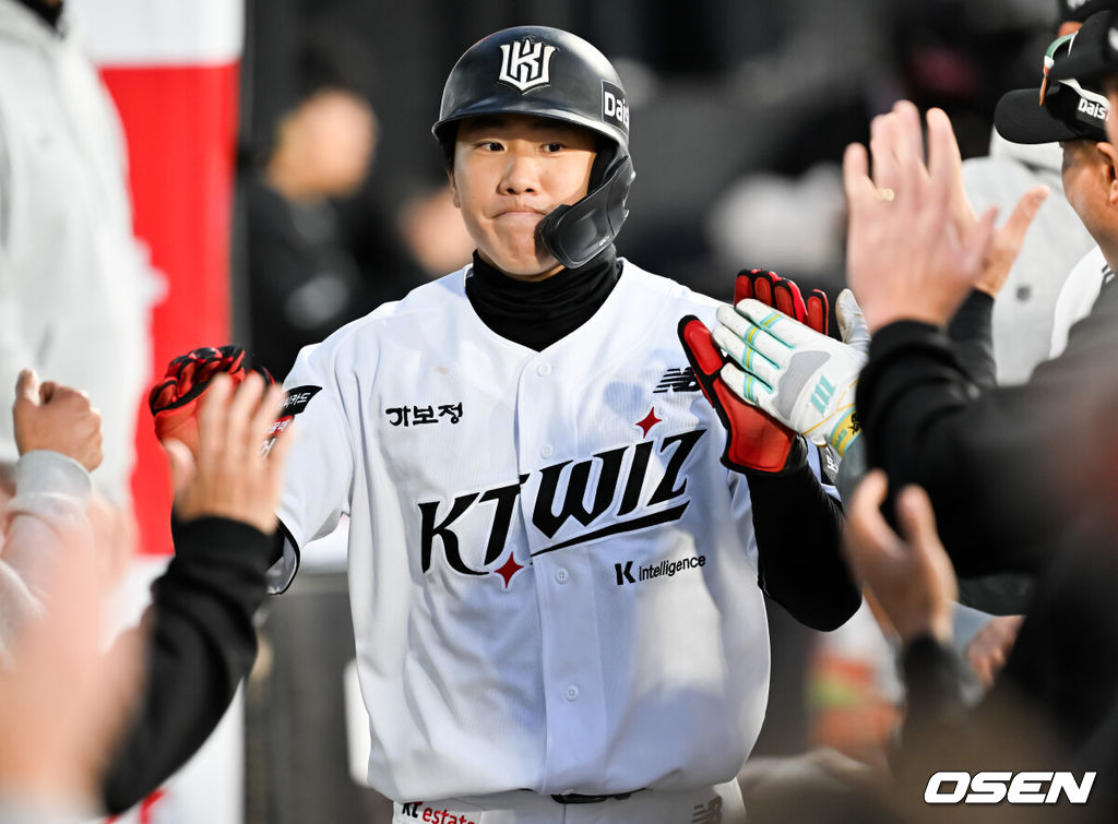 17일 오후 수원 KT위즈파크에서 ‘2026 신한 SOL Bank KBO리그' KT 위즈와 키움 히어로즈의 경기가 열렸다.이날 KT는 소형준, 키움은 와일스를 선발투수로 내세웠다.2회말 1사 주자 2,3루 KT 이강민의 중견수 희생플라이때 홈을 밟은 오윤석이 덕아웃에서 동료들과 하이파이브를 하고 있다. 2026.04.17 /rumi@osen.co.kr
