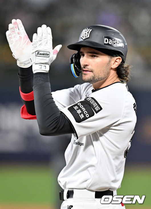 [OSEN=수원, 민경훈 기자] 17일 오후 수원 KT위즈파크에서&nbsp;‘2026 신한 SOL Bank KBO리그'&nbsp;KT 위즈와 키움 히어로즈의 경기가 열렸다.이날 KT는 소형준, 키움은 와일스를 선발투수로 내세웠다.3회말 2사 주자 2,3루 KT 힐리어드가 우익수 앞 1타점 적시타를 때린 후 1루에서 기뻐하고 있다. 2026.04.17 /rumi@osen.co.kr