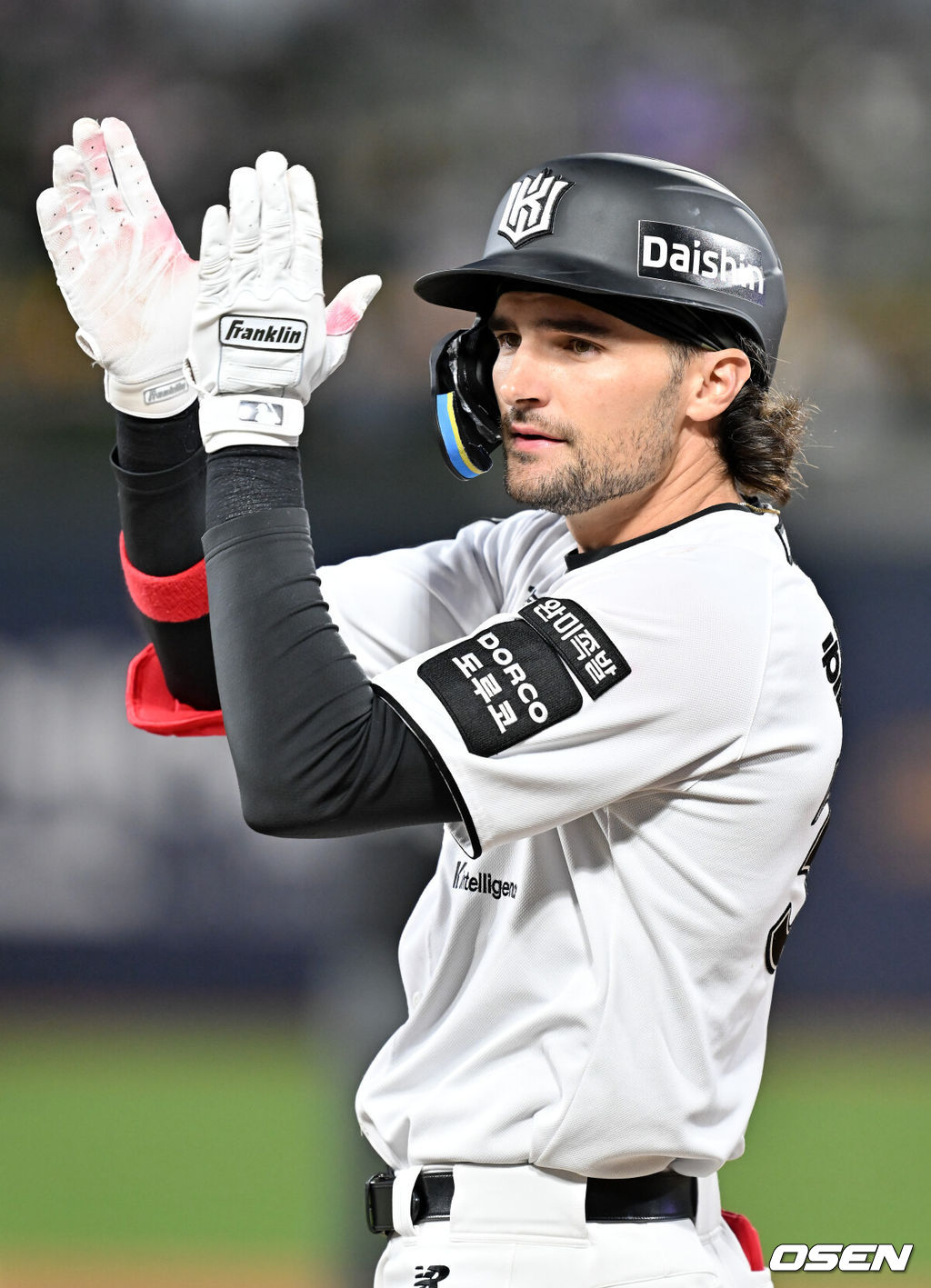 17일 오후 수원 KT위즈파크에서 ‘2026 신한 SOL Bank KBO리그' KT 위즈와 키움 히어로즈의 경기가 열렸다.이날 KT는 소형준, 키움은 와일스를 선발투수로 내세웠다.3회말 2사 주자 2,3루 KT 힐리어드가 우익수 앞 1타점 적시타를 때린 후 1루에서 기뻐하고 있다. 2026.04.17 /rumi@osen.co.kr