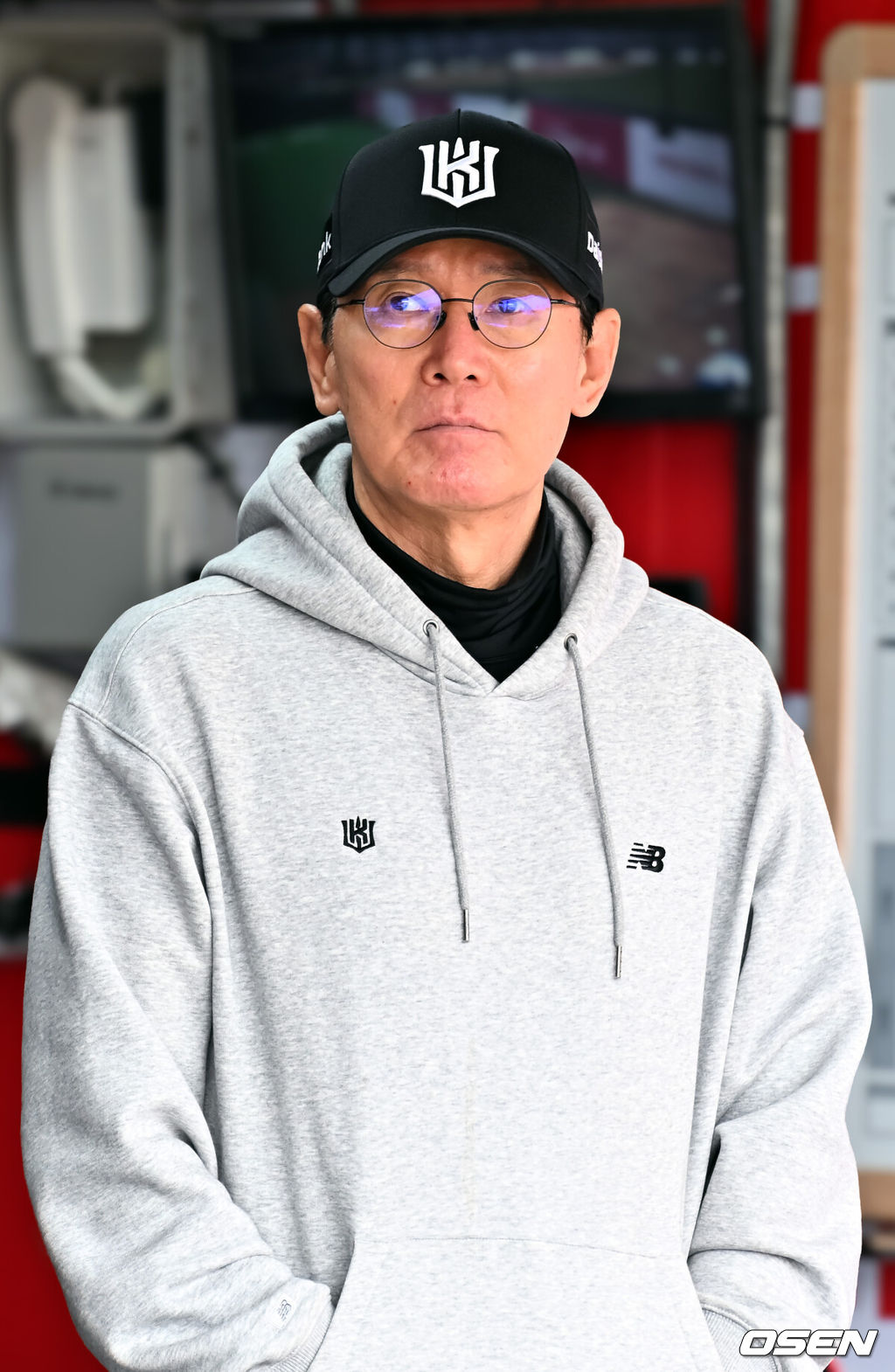 17일 오후 수원 KT위즈파크에서 ‘2026 신한 SOL Bank KBO리그' KT 위즈와 키움 히어로즈의 경기가 열릴 예정인 가운데 경기 전 훈련이 진행됐다.이날 KT는 소형준, 키움은 와일스를 선발투수로 내세운다.KT 이강철 감독이 덕아웃에서 선수들의 훈련을 지켜보고 있다. 2026.04.17 /rumi@osen.co.kr