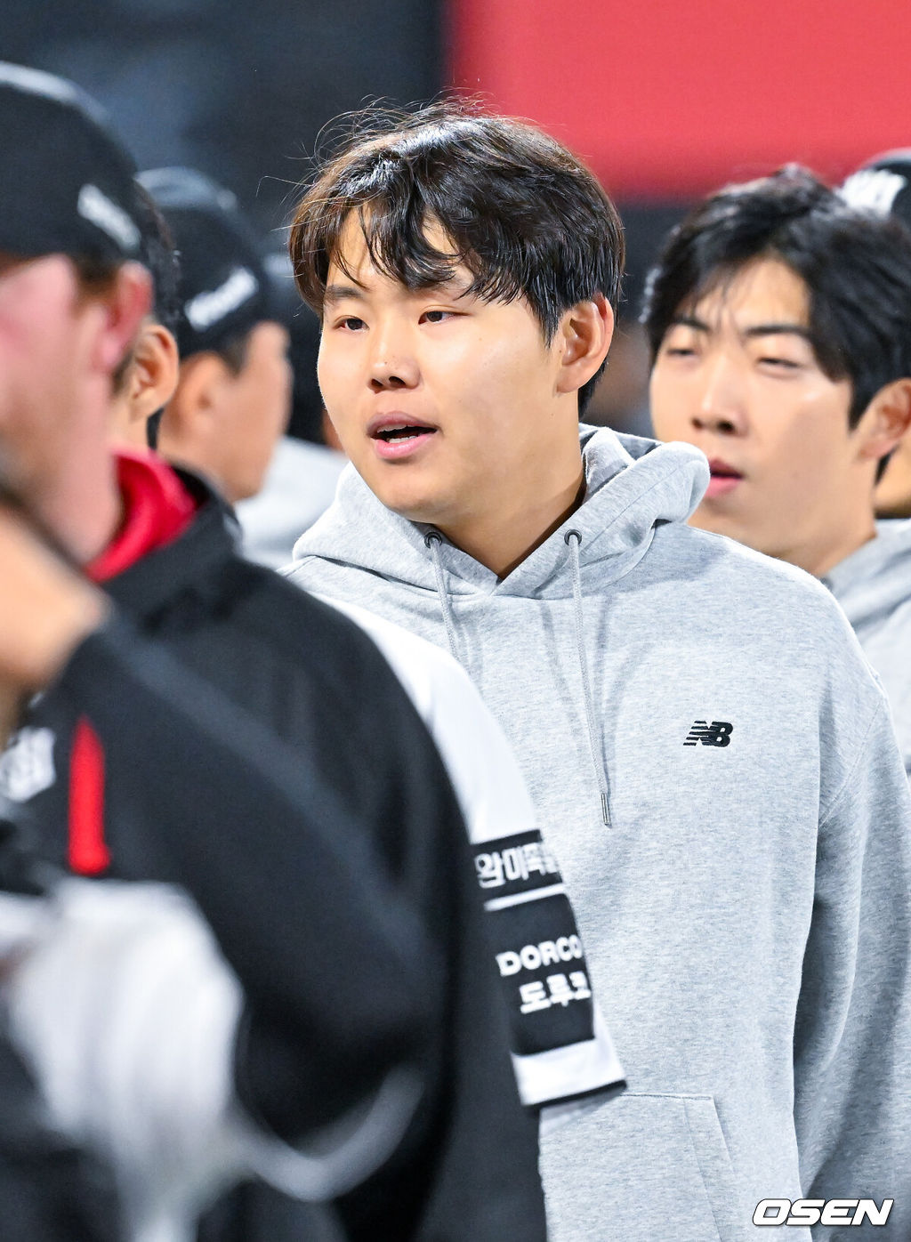 17일 오후 수원 KT위즈파크에서 ‘2026 신한 SOL Bank KBO리그' KT 위즈와 키움 히어로즈의 경기가 열렸다.이 경기에서 KT는 키움을 5-0으로 제압하고 3연승에 성공했다. 이날 승리로 12승 5패 승률 .703을 기록한 KT는 LG(11승 5패 승률 .688)를 제치고 1위 삼성(11승 1무 4패 승률 .733)와 게임차가 없는 단독 2위로 올라섰다. 선발투수 소형준은 6이닝 5피안타 1사구 7탈삼진 무실점 호투로 시즌 2승을 수확했다.경기를 마치고 KT 승리투수 소형준이 감독 및 코치진들과 하이파이브를 하고 있다. 2026.04.17 /rumi@osen.co.kr