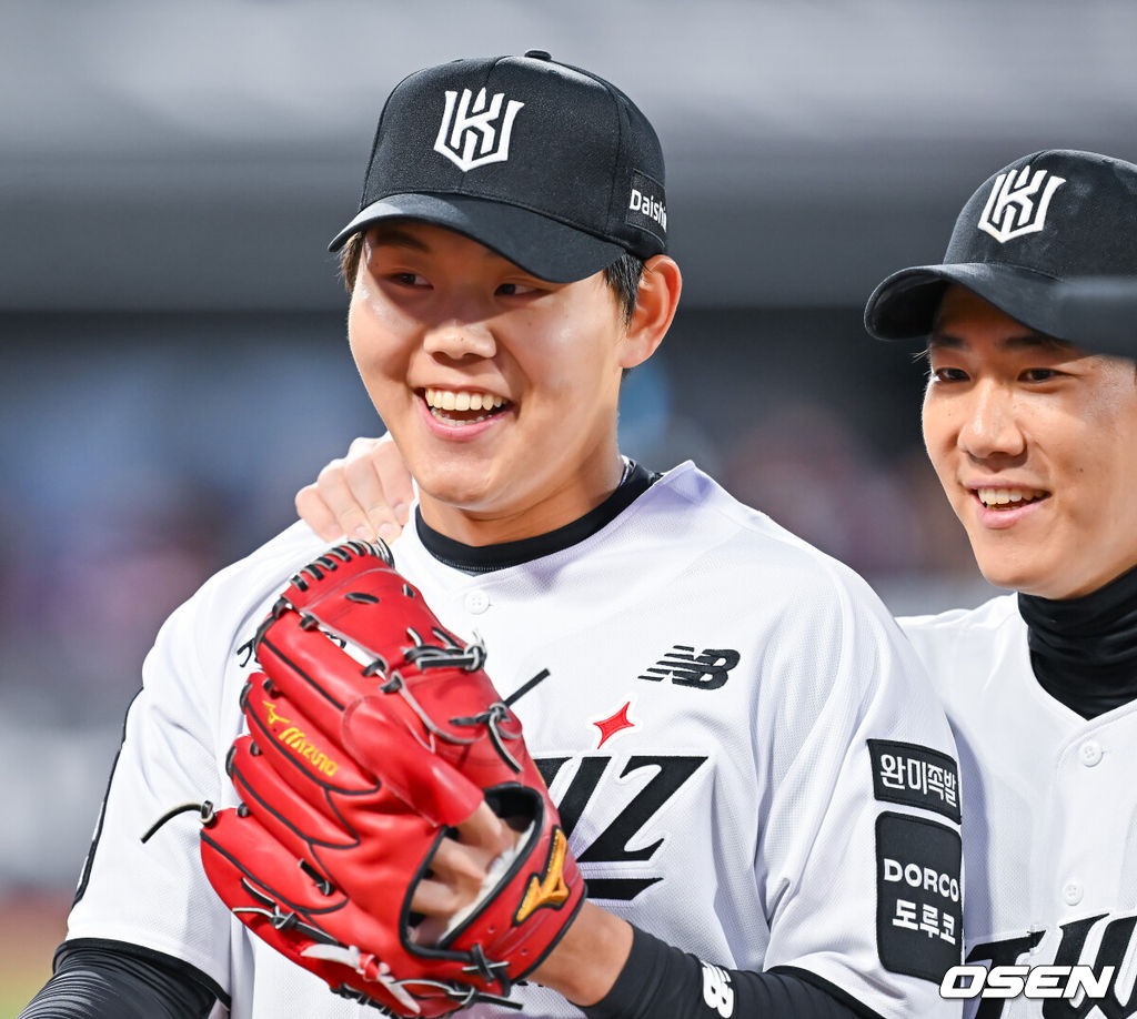 17일 오후 수원 KT위즈파크에서 ‘2026 신한 SOL Bank KBO리그' KT 위즈와 키움 히어로즈의 경기가 열렸다.이날 KT는 소형준, 키움은 와일스를 선발투수로 내세웠다.3회초를 마친 KT 선발 소형준이 환하게 웃고 있다. 2026.04.17 /rumi@osen.co.kr