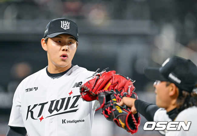 [OSEN=수원, 민경훈 기자] 17일 오후 수원 KT위즈파크에서 ‘2026 신한 SOL Bank KBO리그' KT 위즈와 키움 히어로즈의 경기가 열렸다.이날 KT는 소형준, 키움은 와일스를 선발투수로 내세웠다.5회초를 마친 KT 선발 소형준이 김상수와 하이파이브를 하고 있다. 2026.04.17 /rumi@osen.co.kr