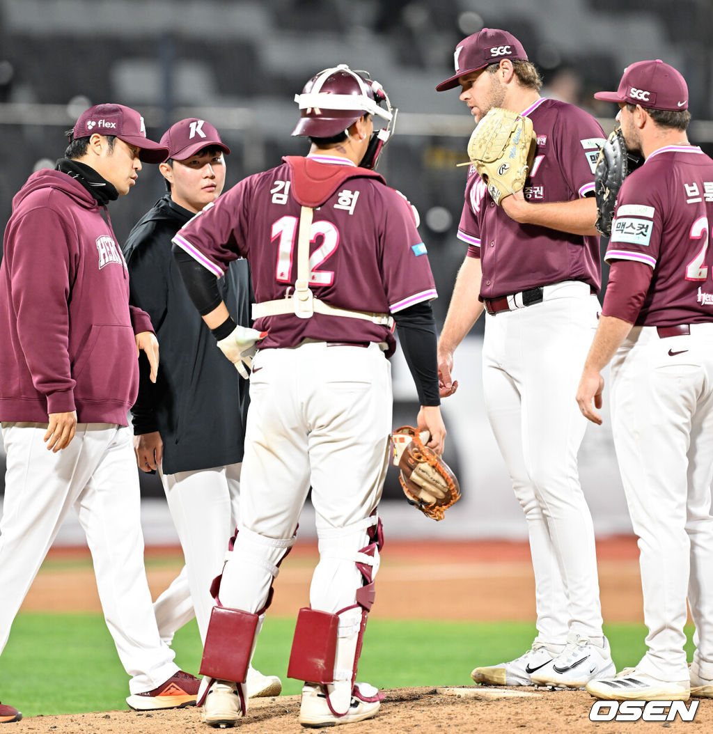 17일 오후 수원 KT위즈파크에서 ‘2026 신한 SOL Bank KBO리그' KT 위즈와 키움 히어로즈의 경기가 열렸다.이날 KT는 소형준, 키움은 와일스를 선발투수로 내세웠다.3회말 2사 주자 1,3루 KT 장준원 타석에서 키움 선발 와일스가 노병오 코치와 얘기를 나누고 있다. 2026.04.17 /rumi@osen.co.kr