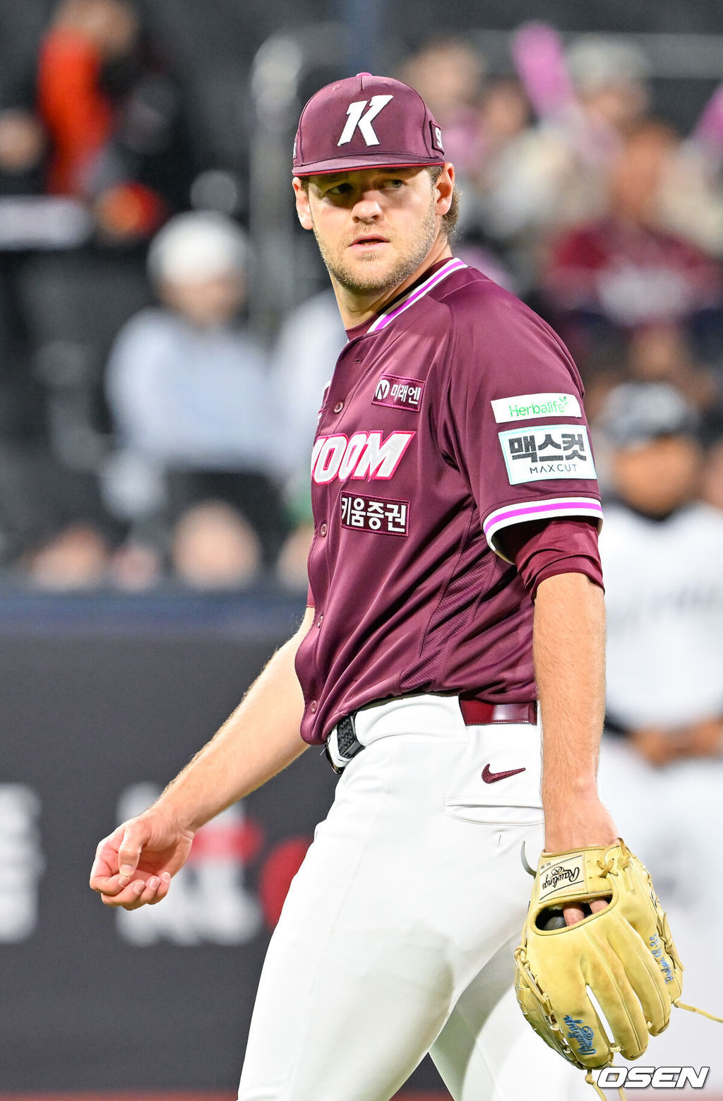 17일 오후 수원 KT위즈파크에서 ‘2026 신한 SOL Bank KBO리그' KT 위즈와 키움 히어로즈의 경기가 열렸다.이날 KT는 소형준, 키움은 와일스를 선발투수로 내세웠다.4회말을 마친 키움 선발 와일스가 뒤를 돌아보며 아쉬운 표정을 짓고 있다. 2026.04.17 /rumi@osen.co.kr