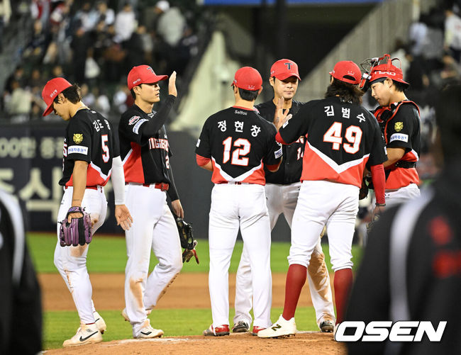 [OSEN=잠실, 이대선 기자] 프로야구 KIA 타이거즈는 17일 서울 잠실구장에서 열린 2026 신한 SOL KBO리그 두산 베어스와의 시즌 첫 맞대결에서 7-3으로 승리했다.KIA는 3연전 기선제압과 함께 파죽의 8연승을 질주하며 SSG 랜더스를 제치고 단독 4위로 올라섰다. 시즌 10승 7패. 반면 3연패 수렁에 빠진 두산은 5승 1무 11패 9위에 머물렀다.&nbsp;경기 종료 후 KIA 선수들이 승리의 기쁨을 나누고 있다. 2026.04.17 /sunday@osen.co.kr