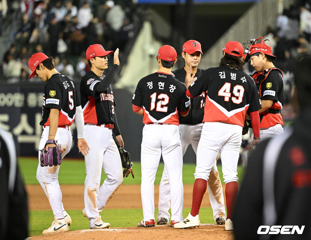 프로야구 KIA 타이거즈는 17일 서울 잠실구장에서 열린 2026 신한 SOL KBO리그 두산 베어스와의 시즌 첫 맞대결에서 7-3으로 승리했다.KIA는 3연전 기선제압과 함께 파죽의 8연승을 질주하며 SSG 랜더스를 제치고 단독 4위로 올라섰다. 시즌 10승 7패. 반면 3연패 수렁에 빠진 두산은 5승 1무 11패 9위에 머물렀다. 경기 종료 후 KIA 선수들이 승리의 기쁨을 나누고 있다. 2026.04.17 /sunday@osen.co.kr