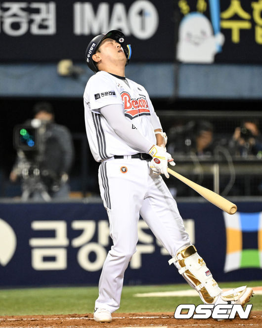 [OSEN=잠실, 이대선 기자] 17일 서울 잠실야구장에서 2026 신한 SOL KBO리그 두산 베어스와 KIA 타이거즈의 경기가 열렸다.이날 두산은 잭로그, KIA는 이의리를 선발로 내세웠다.4회말 2사 1루에서 두산 양석환이 삼진으로 물러나며 아쉬워하고 있다. 2026.04.17 /sunday@osen.co.kr