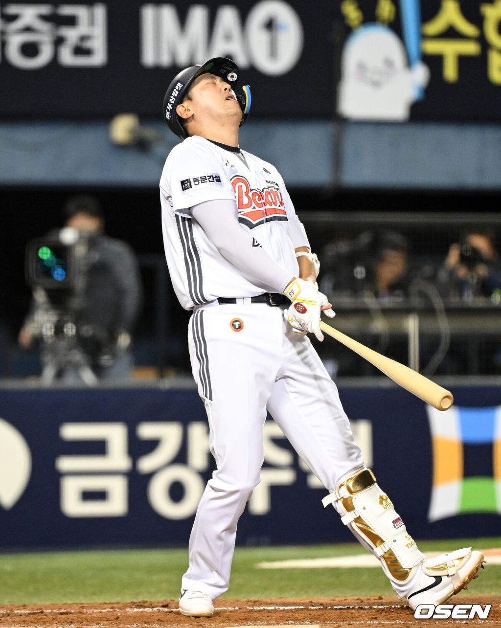 17일 서울 잠실야구장에서 2026 신한 SOL KBO리그 두산 베어스와 KIA 타이거즈의 경기가 열렸다.이날 두산은 잭로그, KIA는 이의리를 선발로 내세웠다.4회말 2사 1루에서 두산 양석환이 삼진으로 물러나며 아쉬워하고 있다. 2026.04.17 /sunday@osen.co.kr