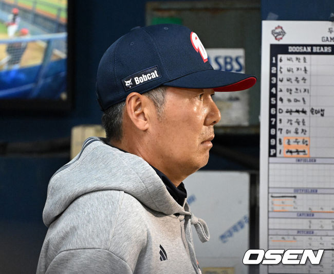 [OSEN=잠실, 이대선 기자] 17일 서울 잠실야구장에서 2026 신한 SOL KBO리그 두산 베어스와 KIA 타이거즈의 경기가 열렸다.이날 두산은 잭로그, KIA는 이의리를 선발로 내세웠다.두산 김원형 감독이 경기를 바라보고 있다. 2026.04.17 /sunday@osen.co.kr