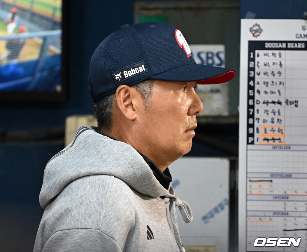 17일 서울 잠실야구장에서 2026 신한 SOL KBO리그 두산 베어스와 KIA 타이거즈의 경기가 열렸다.이날 두산은 잭로그, KIA는 이의리를 선발로 내세웠다.두산 김원형 감독이 경기를 바라보고 있다. 2026.04.17 /sunday@osen.co.kr