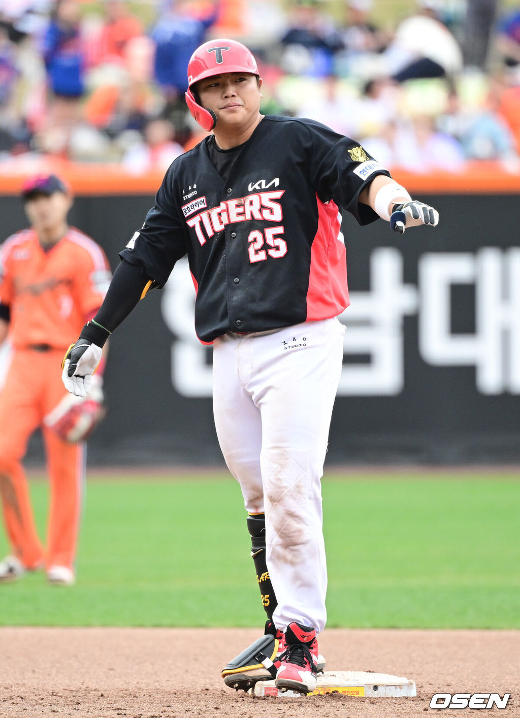 12일 대전 한화생명볼파크에서 ‘2026 신한 SOL KBO리그’ 한화 이글스와 KIA 타이거즈의 경기가 열렸다.홈팀 한화는 잭 쿠싱, 방문팀 KIA는 애덤 올러를 선발로 내세웠다. 7회초 2사 1, 2루 상황 KIA 한준수가 달아나는 2타점 2루타를 날리고 2루에 안착해 타임을 요청하고 있다. 2026.04.12 / dreamer@osen.co.kr