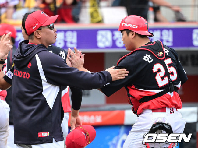 [OSEN=대전, 최규한 기자] 12일 대전 한화생명볼파크에서 ‘2026 신한 SOL KBO리그’ 한화 이글스와 KIA 타이거즈의 경기가 열렸다.이날 경기는 방문팀 KIA가 9-3으로 승리하며 3연전 싹쓸이, 4연승을 질주했다. 경기를 마치고 승리한 KIA 이범호 감독과 조상우가 인사를 나누고 있다. 2026.04.12 / dreamer@osen.co.kr