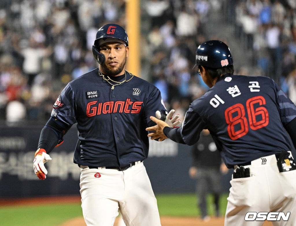 16일 서울 잠실야구장에서 2026 신한 SOL KBO리그 LG 트윈스와 롯데 자이언츠의 경기가 열렸다.이날 LG는 치리노스, 롯데는 로드리게스를 선발로 내세웠다.6회초 2사 1루에서 롯데 레이예스가 좌중월 투런 홈런을 치고 환호하고 있다. 2026.04.16 /sunday@osen.co.kr