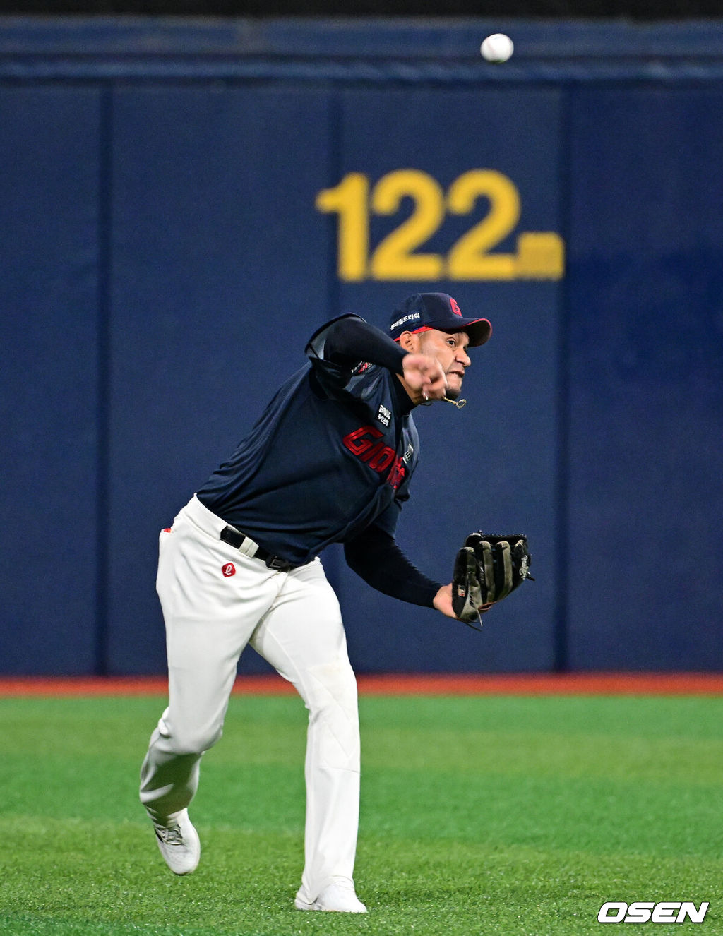 11일 서울 고척스카이돔에서 ‘2026 신한은행 SOL Bank KBO리그’ 키움 히어로즈와 롯데 자이언츠의 경기가 열렸다.이날 키움은 와일스, 롯데는 비슬리를 선발투수로 내세웠다. 6회말 1사 만루에서 롯데 레이예스가 키움 이형종의 좌익수 플라이에 홈으로 송구하고 있다. 2026.04.11 / jpnews@osen.co.kr