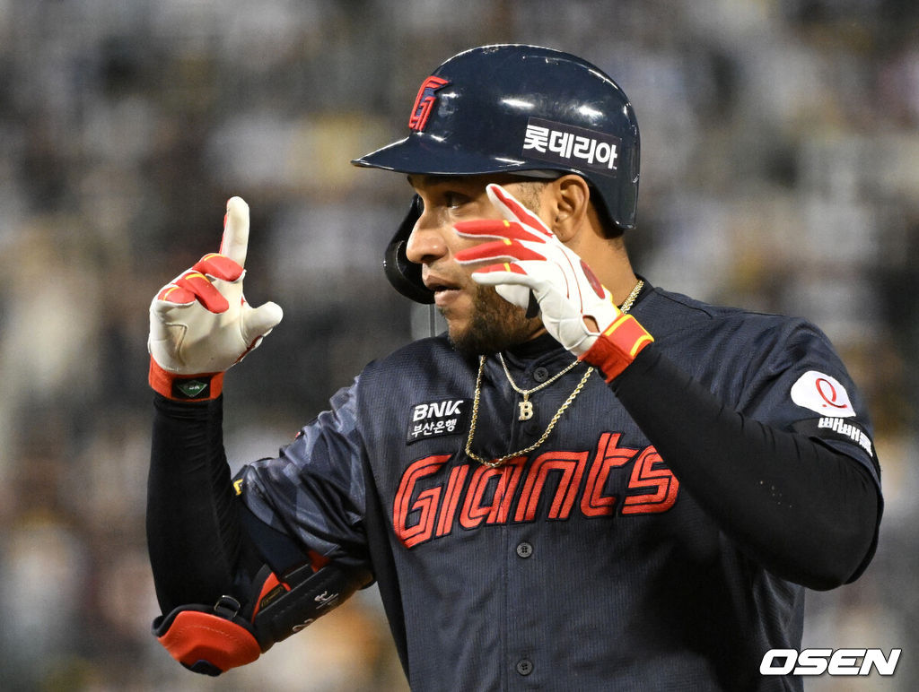 16일 서울 잠실야구장에서 2026 신한 SOL KBO리그 LG 트윈스와 롯데 자이언츠의 경기가 열렸다.이날 LG는 치리노스, 롯데는 로드리게스를 선발로 내세웠다.4회초 1사에서 롯데 레이예스가 좌전 안타를 치고 환호하고 있다. 2026.04.16 /sunday@osen.co.kr