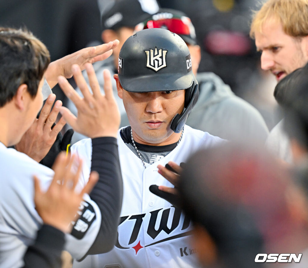 17일 오후 수원 KT위즈파크에서 ‘2026 신한 SOL Bank KBO리그' KT 위즈와 키움 히어로즈의 경기가 열렸다.이날 KT는 소형준, 키움은 와일스를 선발투수로 내세웠다.1회말 2사 KT 장성우가 좌월 솔로 홈런을 때린 후 덕아웃에서 축하를 받고 있다. 2026.04.17 /rumi@osen.co.kr