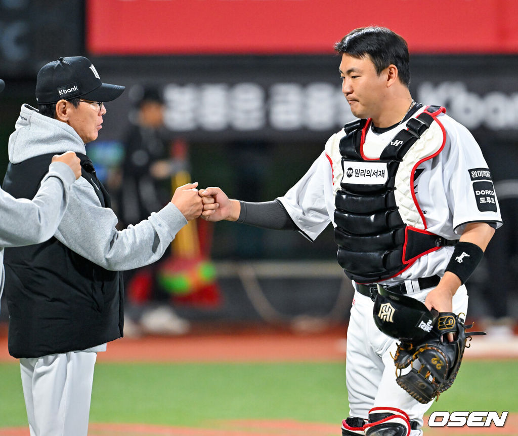 17일 오후 수원 KT위즈파크에서 ‘2026 신한 SOL Bank KBO리그' KT 위즈와 키움 히어로즈의 경기가 열렸다.이 경기에서 KT는 키움을 5-0으로 제압하고 3연승에 성공했다. 이날 승리로 12승 5패 승률 .703을 기록한 KT는 LG(11승 5패 승률 .688)를 제치고 1위 삼성(11승 1무 4패 승률 .733)와 게임차가 없는 단독 2위로 올라섰다. 선발투수 소형준은 6이닝 5피안타 1사구 7탈삼진 무실점 호투로 시즌 2승을 수확했다.경기를 마치고 KT 장성우가 이강철 감독과 하이파이브를 하고 있다. 2026.04.17 /rumi@osen.co.kr