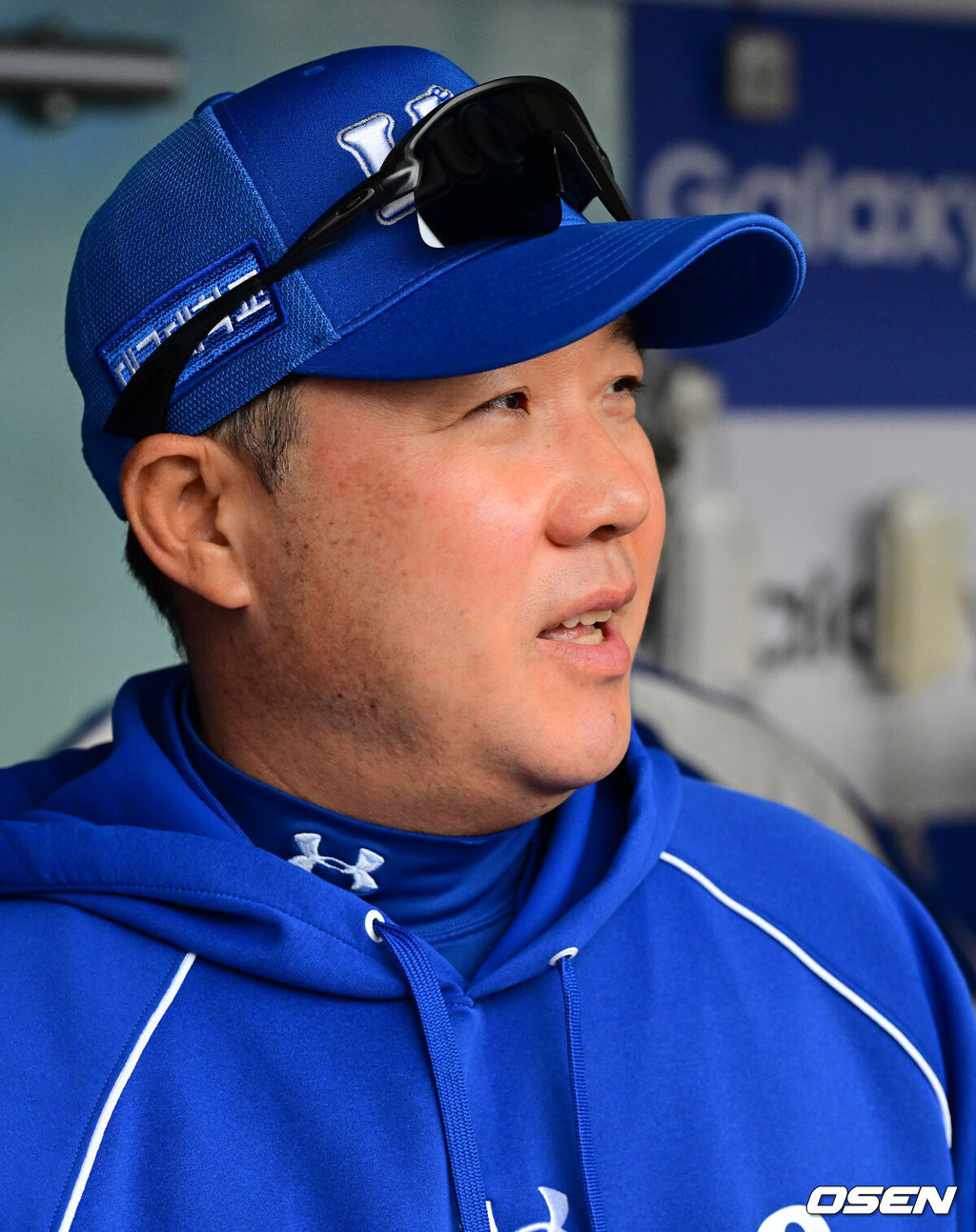 17일 대구삼성라이온즈파크에서 2026 신한 SOL KBO리그 삼성 라이온즈와 LG 트윈스의 경기가 열린다.삼성은 잭 오러클린, LG는 임찬규가 선발로 나선다.비 예보로 우천 취소 가능성도 있는 가운데 삼성 박진만 감독이 취재진과 이야기를 나누고 있다. 2026.04.17 / jpnews@osen.co.kr