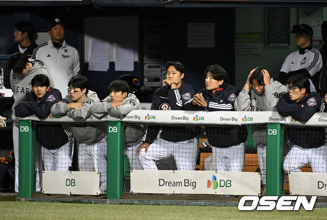 [OSEN=잠실, 이대선 기자] 프로야구 KIA 타이거즈는 17일 서울 잠실구장에서 열린 2026 신한 SOL KBO리그 두산 베어스와의 시즌 첫 맞대결에서 7-3으로 승리했다. 9회말 두산 선수들이 경기를 바라보고 있다. 2026.04.17 /sunday@osen.co.kr