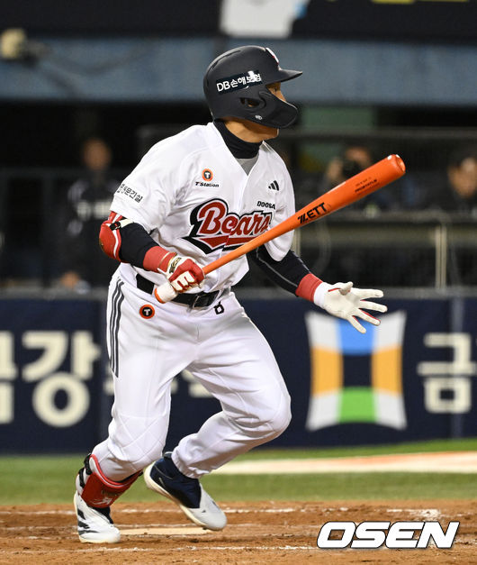 [OSEN=잠실, 이대선 기자] 17일 서울 잠실야구장에서 2026 신한 SOL KBO리그 두산 베어스와 KIA 타이거즈의 경기가 열렸다. 8회말 두산 손아섭이 땅볼을 치고 있다. 2026.04.17 /sunday@osen.co.kr