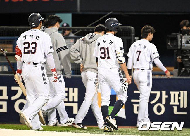 [OSEN=잠실, 이대선 기자] 프로야구 KIA 타이거즈는 17일 서울 잠실구장에서 열린 2026 신한 SOL KBO리그 두산 베어스와의 시즌 첫 맞대결에서 7-3으로 승리했다. 경기 종료 후 두산 선수들이 패배에 아쉬워하고 있다. 2026.04.17 /sunday@osen.co.kr