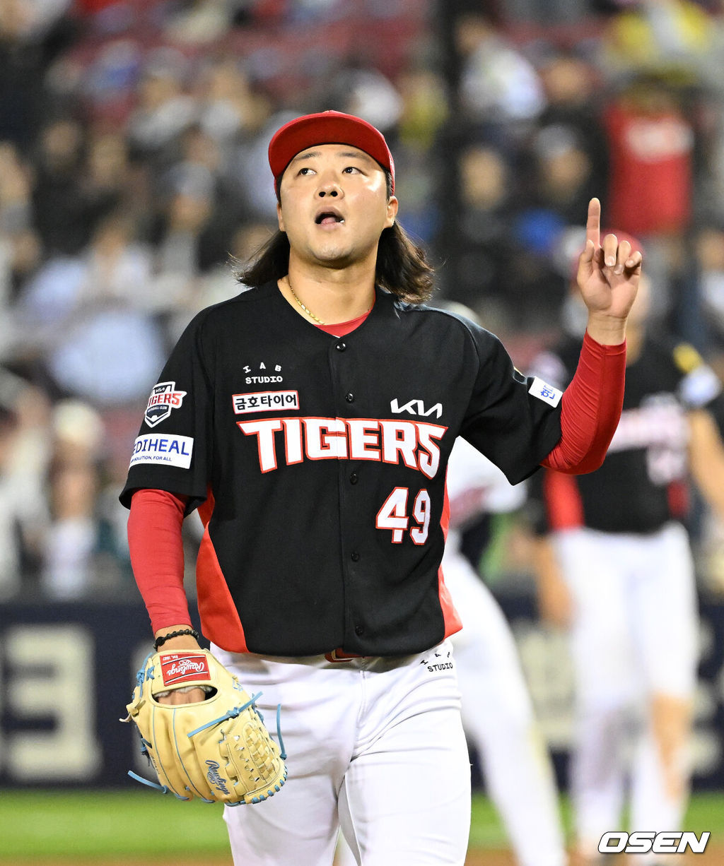 프로야구 KIA 타이거즈는 17일 서울 잠실구장에서 열린 2026 신한 SOL KBO리그 두산 베어스와의 시즌 첫 맞대결에서 7-3으로 승리했다.KIA는 3연전 기선제압과 함께 파죽의 8연승을 질주하며 SSG 랜더스를 제치고 단독 4위로 올라섰다. 시즌 10승 7패. 반면 3연패 수렁에 빠진 두산은 5승 1무 11패 9위에 머물렀다. 경기 종료 후 KIA 김범수가 환호하고 있다. 2026.04.17 /sunday@osen.co.kr