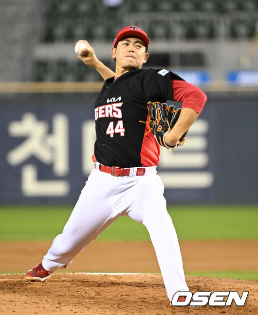 [OSEN=잠실, 이대선 기자] 17일 서울 잠실야구장에서 2026 신한 SOL KBO리그 두산 베어스와 KIA 타이거즈의 경기가 열렸다.이날 두산은 잭로그, KIA는 이의리를 선발로 내세웠다.6회말 무사에서 KIA 이태양이 역투하고 있다. 2026.04.17 /sunday@osen.co.kr