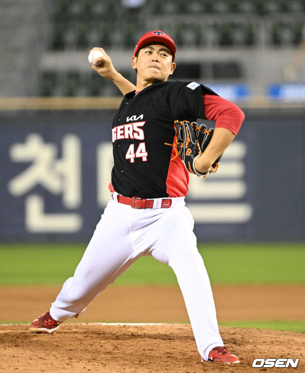 17일 서울 잠실야구장에서 2026 신한 SOL KBO리그 두산 베어스와 KIA 타이거즈의 경기가 열렸다.이날 두산은 잭로그, KIA는 이의리를 선발로 내세웠다.6회말 무사에서 KIA 이태양이 역투하고 있다. 2026.04.17 /sunday@osen.co.kr