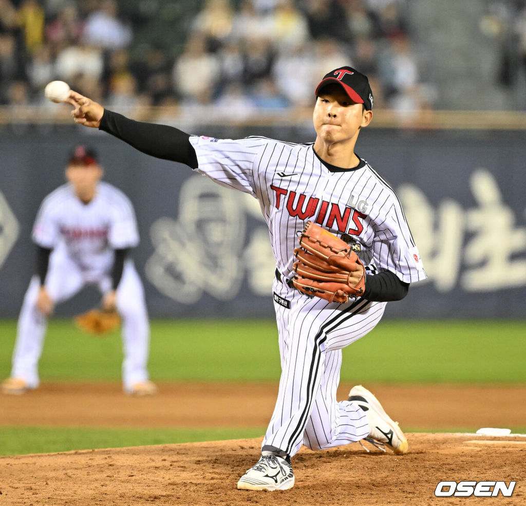 14일 서울 잠실야구장에서 2026 신한 SOL KBO리그 LG 트윈스와 롯데 자이언츠의 경기가 열렸다.이날 LG는 송승기, 롯데는 나균안을 선발로 내세웠다.7회초 무사에서 LG 우강훈이 역투하고 있다. 2026.04.14 /sunday@osen.co.kr