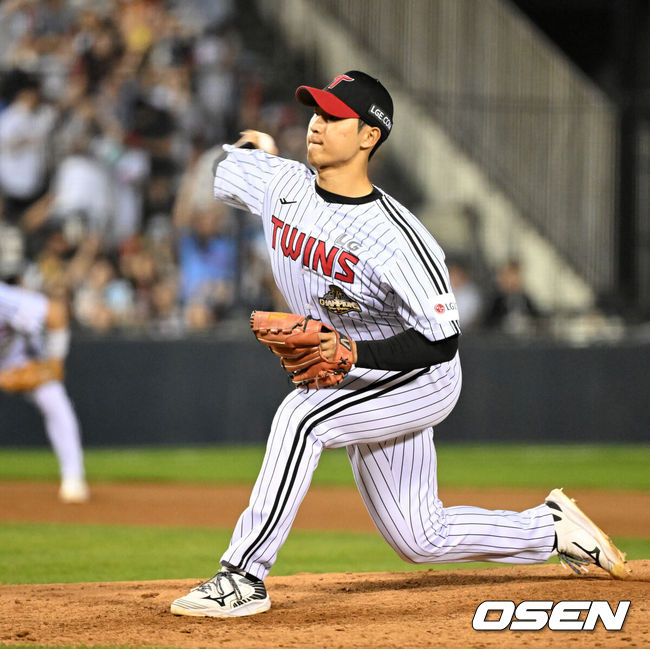 [OSEN=잠실, 이대선 기자] 16일 서울 잠실야구장에서 2026 신한 SOL KBO리그 LG 트윈스와 롯데 자이언츠의 경기가 열렸다.이날 LG는 치리노스, 롯데는 로드리게스를 선발로 내세웠다.7회초 LG 우강훈이 역투하고 있다. 2026.04.16 /sunday@osen.co.kr