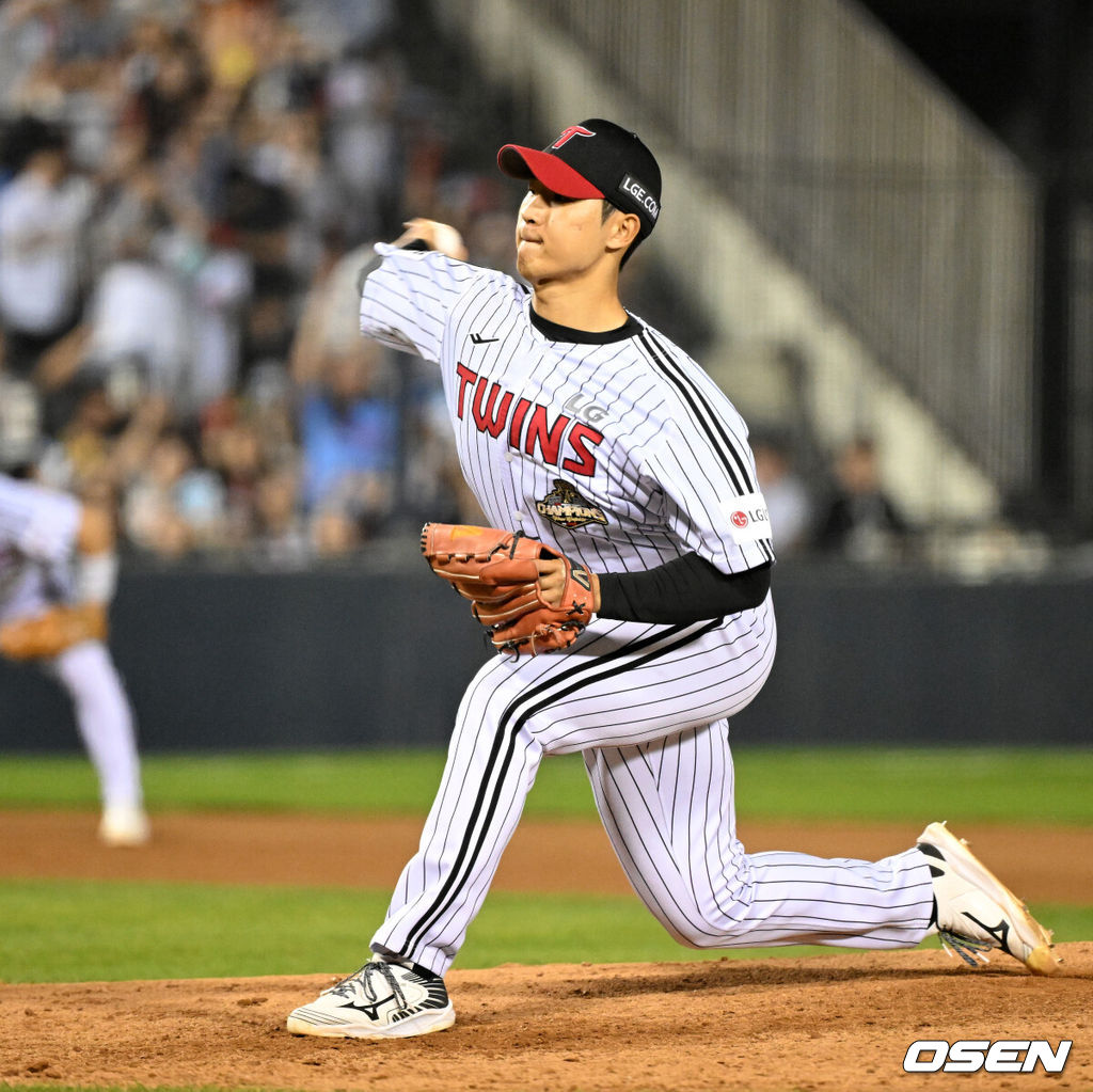 16일 서울 잠실야구장에서 2026 신한 SOL KBO리그 LG 트윈스와 롯데 자이언츠의 경기가 열렸다.이날 LG는 치리노스, 롯데는 로드리게스를 선발로 내세웠다.7회초 LG 우강훈이 역투하고 있다. 2026.04.16 /sunday@osen.co.kr