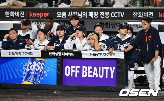 [OSEN=대전, 지형준 기자] 프로야구 삼성 라이온즈가 한화 이글스를 잡고 4연승을 질주했다. 박진만 감독이 이끄는 삼성은 14일 대전 한화생명 볼파크에서 열린 2026 신한 SOL KBO리그 한화와의 원정경기에서 6-5로 승리했다. 이날 승리로 4연승을 질주한 삼성은 시즌 전적 9승4패1무를 만들었다. 4연패에 빠진 한화는 6승8패가 됐다.9회초 2사 만루에서 한화 김서현이 삼성 최형우에게 밀어내기 볼넷으로 동점 허용하자 더그아웃의 동료선수들이 아쉬워하고 있다. 2026.04.14&nbsp;/ jpnews@osen.co.kr