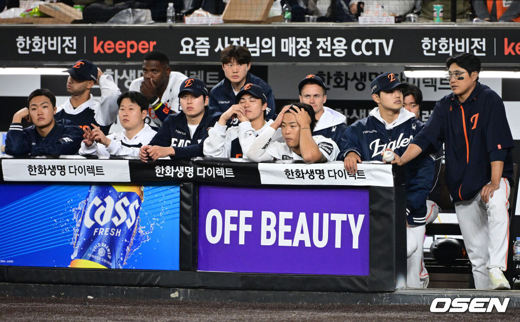 프로야구 삼성 라이온즈가 한화 이글스를 잡고 4연승을 질주했다. 박진만 감독이 이끄는 삼성은 14일 대전 한화생명 볼파크에서 열린 2026 신한 SOL KBO리그 한화와의 원정경기에서 6-5로 승리했다. 이날 승리로 4연승을 질주한 삼성은 시즌 전적 9승4패1무를 만들었다. 4연패에 빠진 한화는 6승8패가 됐다.9회초 2사 만루에서 한화 김서현이 삼성 최형우에게 밀어내기 볼넷으로 동점 허용하자 더그아웃의 동료선수들이 아쉬워하고 있다. 2026.04.14 / jpnews@osen.co.kr