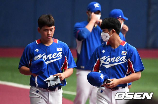[OSEN=고척, 지형준 기자] 18일 오후 서울 고척스카이돔에서 도쿄올림픽에 출전하는 야구대표팀의 공식훈련이 진행됐다.김진욱, 이의리가 훈련을 준비하고 있다. 2021.07.18 /jpnews@osen.co.kr